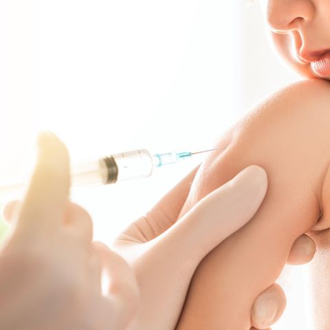 Charité-Arzt über Impfskepsis: Ein Kleinkind wird geimpft