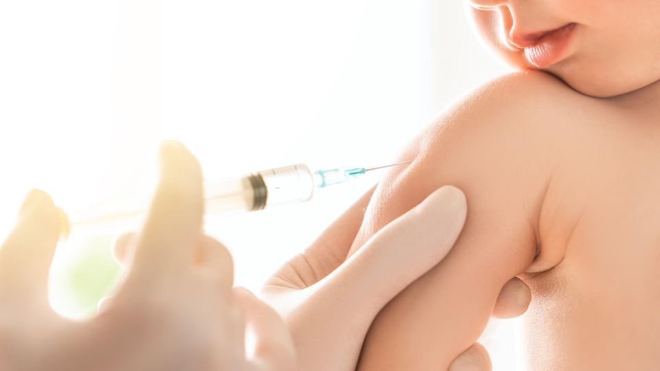 Charité-Arzt über Impfskepsis: Ein Kleinkind wird geimpft