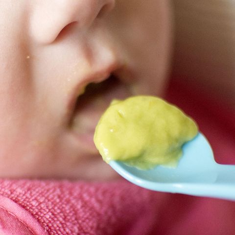 Ein Baby wird gefüttert