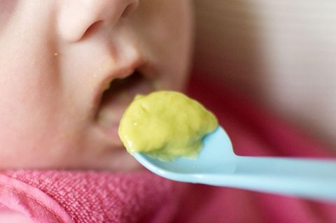 Ein Baby wird gefüttert