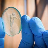 Die Gravuren sind von hoher Qualität.