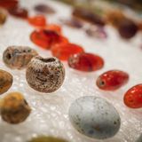 Der Schmuck sieht parchtvoll aus, besteht aber nicht aus teurem Material.