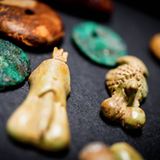 Viele Ggenstände deuten auf Liebes- und Schwangerschaftszauber hin.