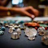 Auffällig ist die Pracht des Schmuckes.