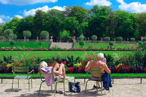 Ein älteres Paar sonnt sich in einm Park