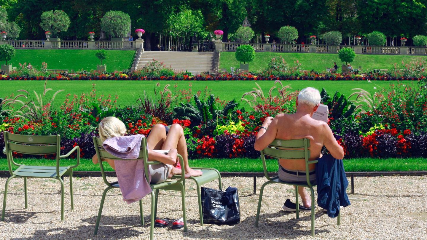 Ein älteres Paar sonnt sich in einm Park
