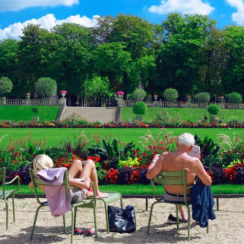 Ein älteres Paar sonnt sich in einm Park