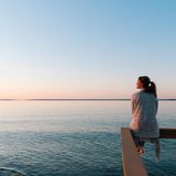 Frau schaut aufs Meer