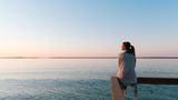 Frau schaut aufs Meer
