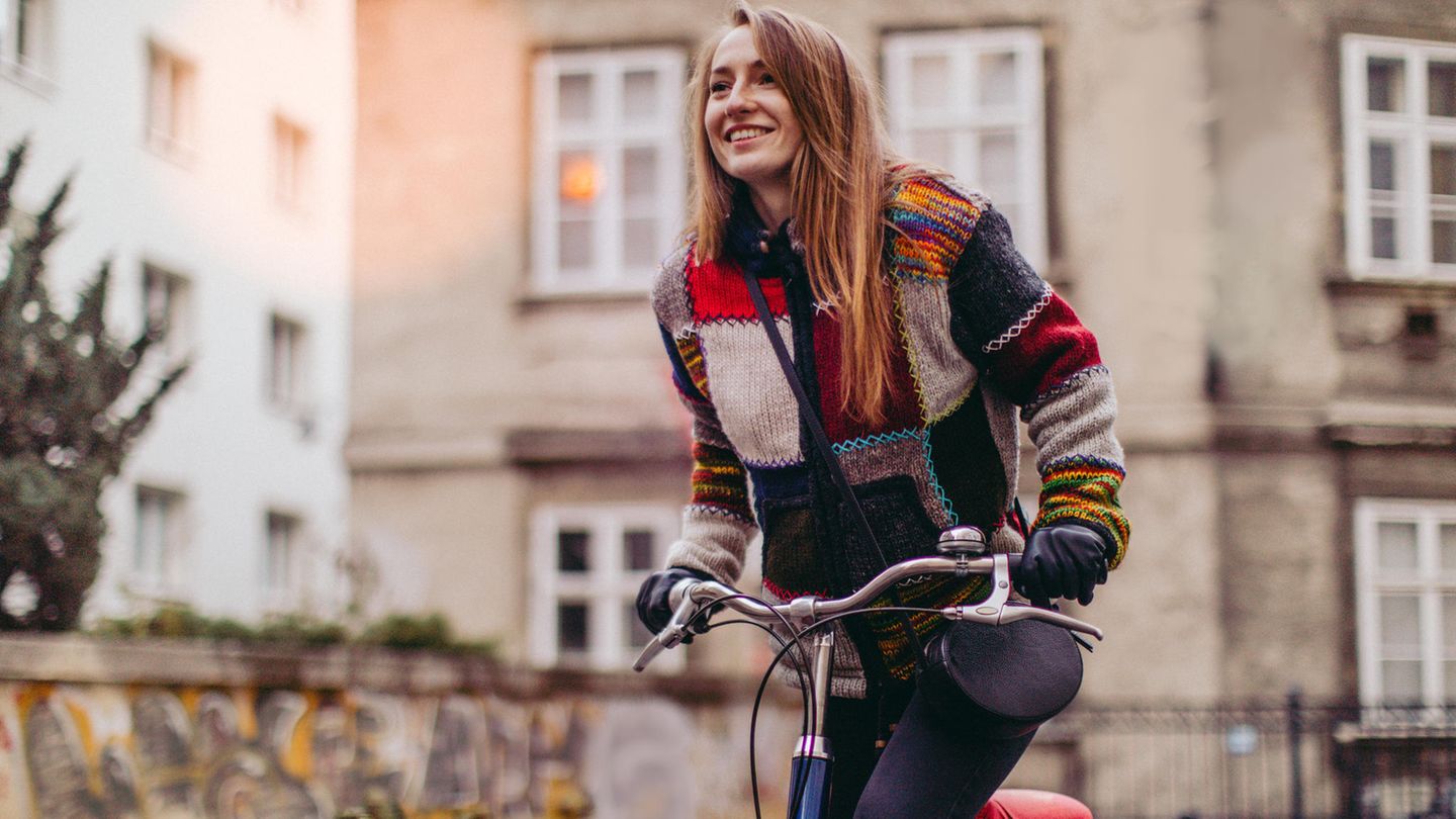 Frau fährt Fahrrad Frau fährt Fahrrad