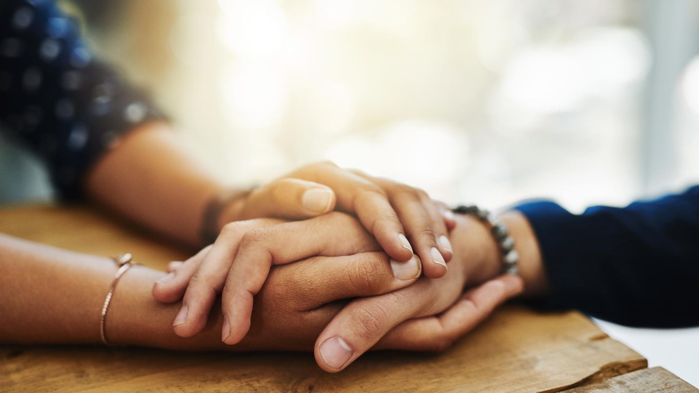 Eine Hand hält eine andere