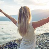 Frau dreht sich Richtung Sonne