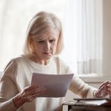 Frau liest Unterlagen