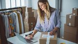Frau bearbeitet Onlinebestellung