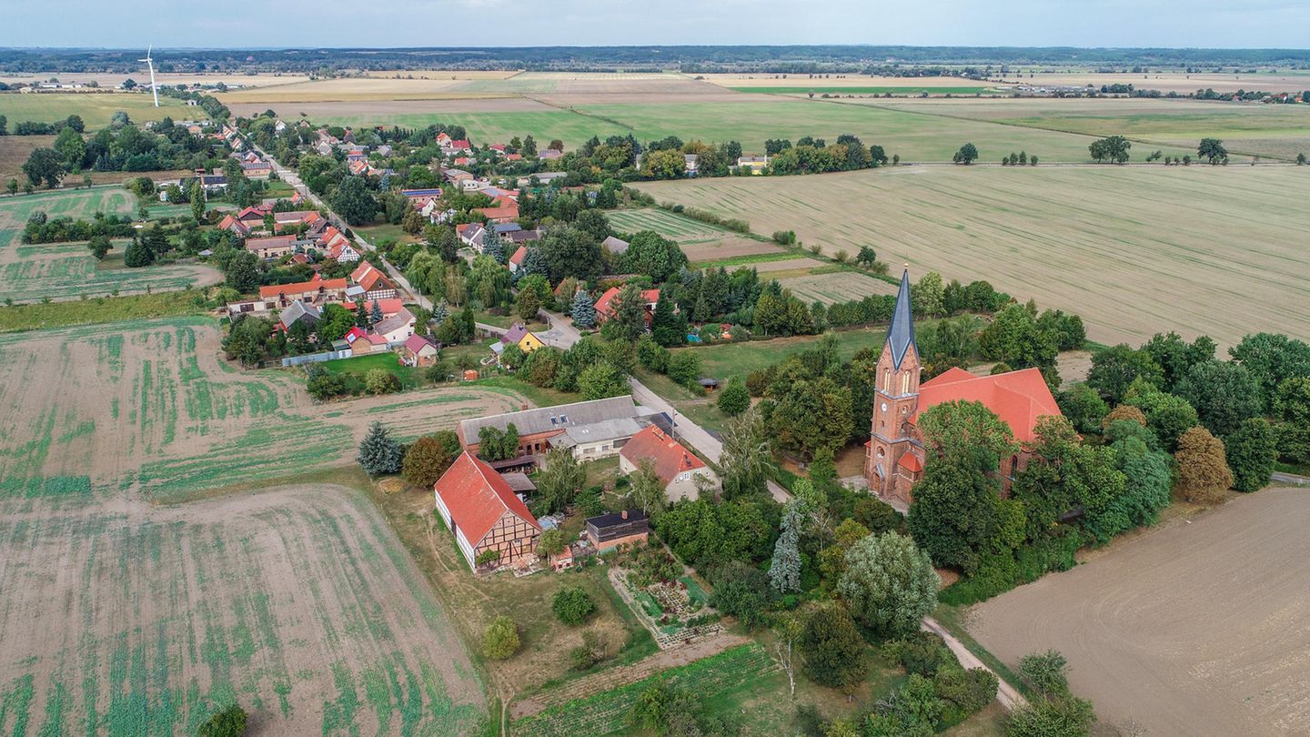 Luftansicht des ostdeuschen Dorfes Neuküstrinchen