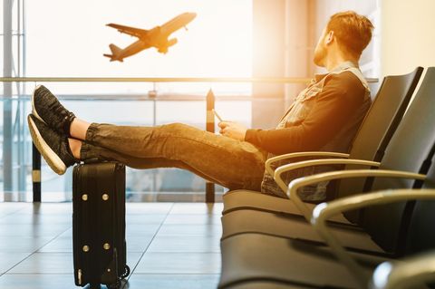Ein Mann wartet am Flughafen auf ein Flugzeug