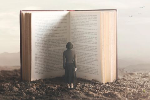 Frau vor Buch
