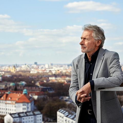 Paul Breitner vor der "Skyline" Münchens