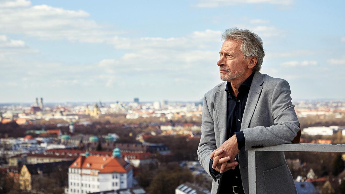 Paul Breitner vor der "Skyline" Münchens