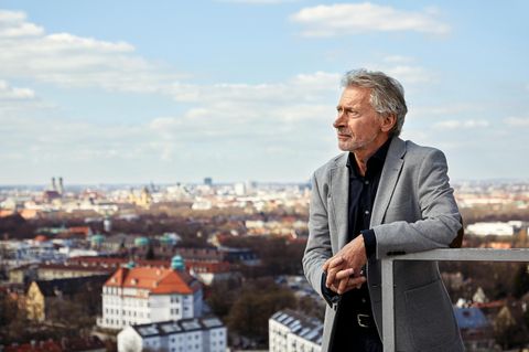 Paul Breitner vor der "Skyline" Münchens