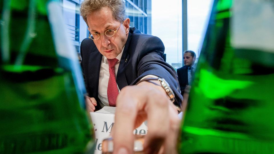 VOE STERN 34/2019 Berlin, Deutscher Bundestag, Hans-Georg Maassen, Praesident des Bundesamts fuer Verfassungsschutz, bei der Anhoerung vor dem Innenausschuss zu seinen umstrittenen Aeusserungen zu den Vorfaellen in Chemnitz, Portrait, Einzelportrait, N... Unter Druck: Maaßen muss sich im September 2018 im Innenausschuss des Bundestags für seine umstrittenen Äußerungen zu Chemnitz verantworten
