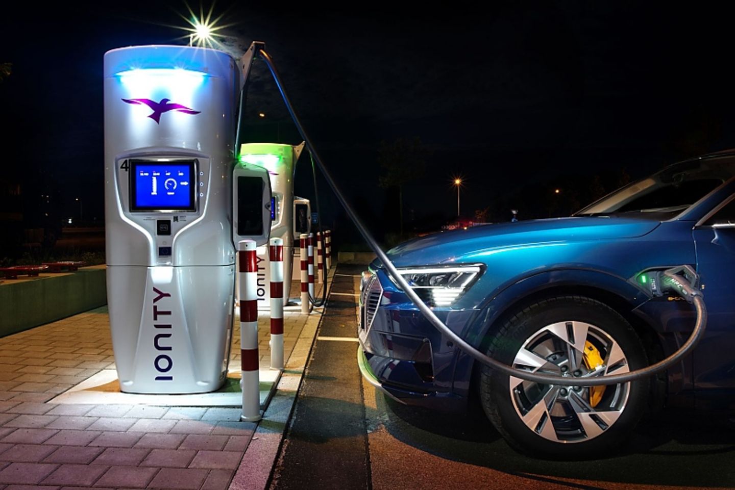 Mit den Schnellladestationen sollte das Stromtanken schnell vonstattengehen