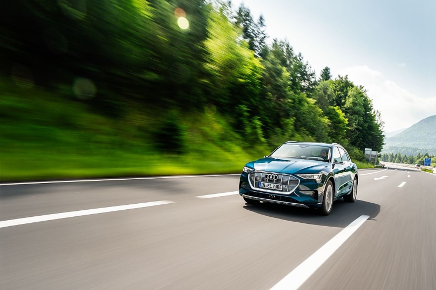 Mit 300 kW / 408 PS kann der Audi E-Tron überall gut mithalten
