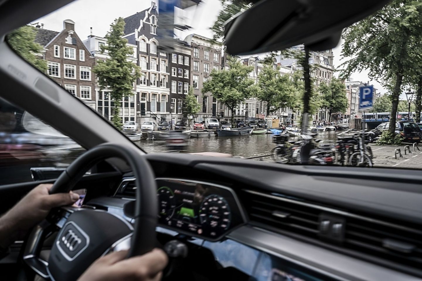 Mit dem Audi E-Tron kommt man in jede Innenstadt