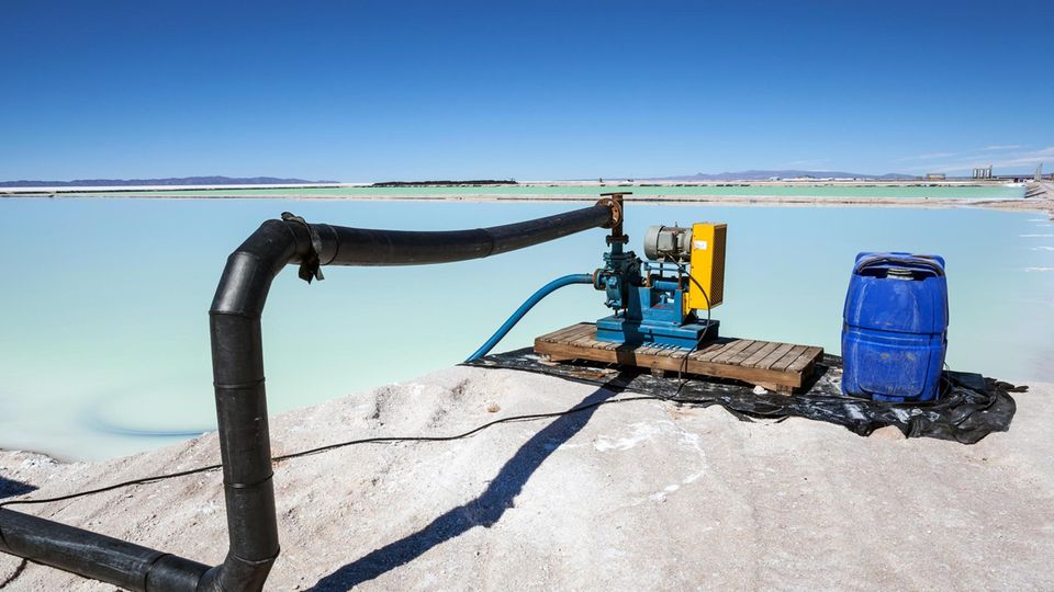 VOE STERN 34/2019 Lithium pools near the pilot plant from where most of the Bolivian Lithium at this moment comes from. Die unterirdisch fließende Sole wird durch dicke Rohre an die Oberfläche gepumpt, und in Pools getrocknet
