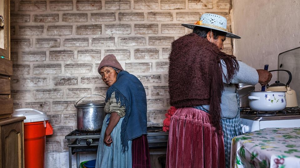 VOE STERN 34/2019 Luisa Flores is running a small community hotel at Villa Condliaria. The hotel is made of salt bricks and lies on the south edge of the salar where groups of tourists on their way to Argentina are passing through. Her son Williem Elv... Luisa Flores (r.) betreibt ein kleines Hotel am Rande des Salar de Uyuni. Die Wände der Herberge sind aus Salzblöcken gemauert.