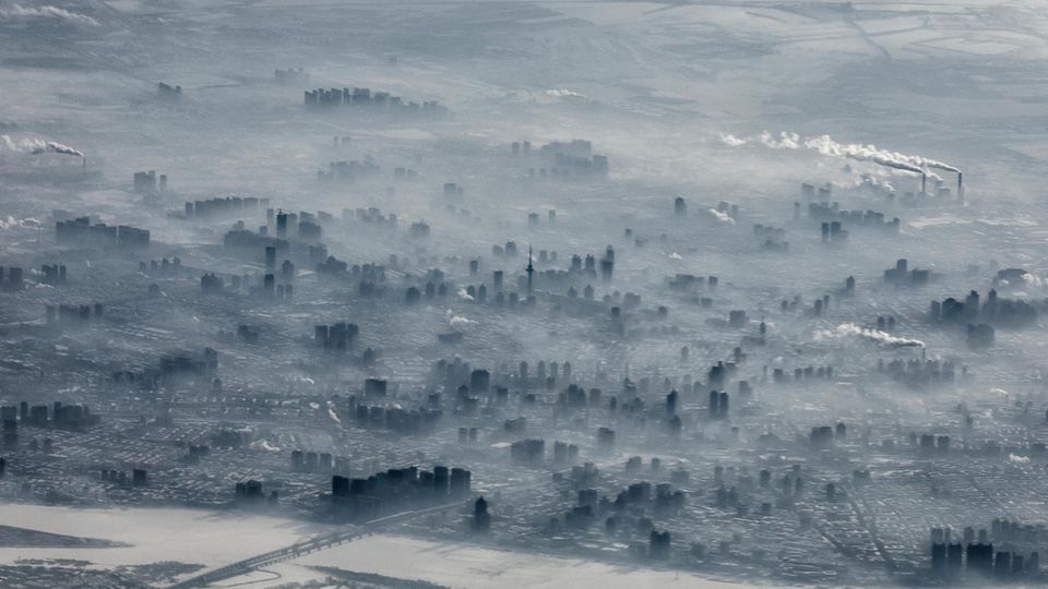VOE STERN 34/2019 Aerial view of polutted Harbin city in the winter. Wegen Smogs und der schlechten Sicht müssen in Harbin im Nordosten Chinas immer wieder Flüge gestrichen, Autobahnen gesperrt und Schulen geschlossen werden.