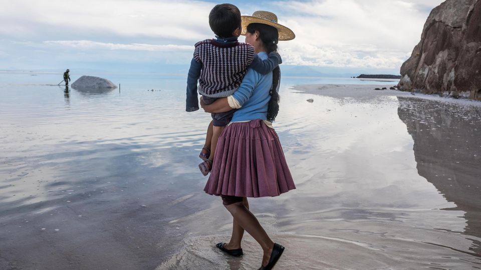 VOE STERN 34/2019 Magdalena and Manuel are working as they do every day - traditionaly minig for salt at ?Salar de Uyuni?.These are also the people that will be most affected by lithium mining ? the new ?hope for humanity?, that is happening around th... Magdalena und Manuel (hinten) arbeiten als traditionelle Salzbauern. Sie fürchten massive Umweltschäden durch den Lithiumabbau.