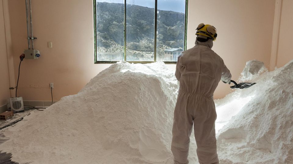 VOE STERN 34/2019 Heated room full of lithium carbonate. Filling bags with Lithium carbonate ready to be transported to a battery production plant near by in Potosi. Die Sole wird in das begehrte Lithiumcarbonat verwandelt