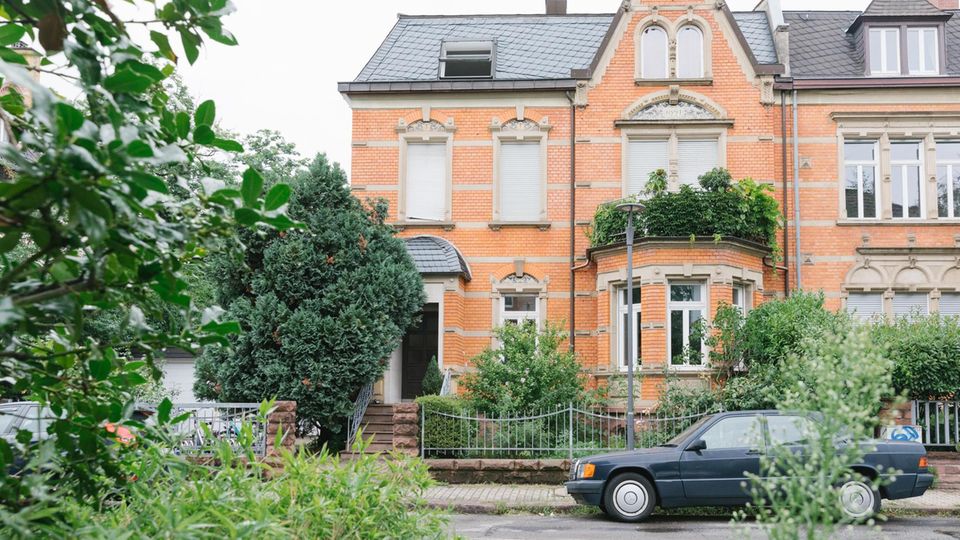 VOE STERN 34/2019 Verdacht der Erbschleicherei. Das Ehepaar Anni und Herbert Wolf lebte wohlhabend in Heidelberg. Die in einem Zivilprozess angeklagte Gabriele Spengler soll ein gefälschtes Testament von Anni Wolf vorgelegt haben um nach deren Tod als ... Rund ein Dutzend Immobilien in Heidelberg gehörten den Wolfs. Nach Einschätzung des Gerichts können sie bis zu 30 Millionen Euro wert sein.