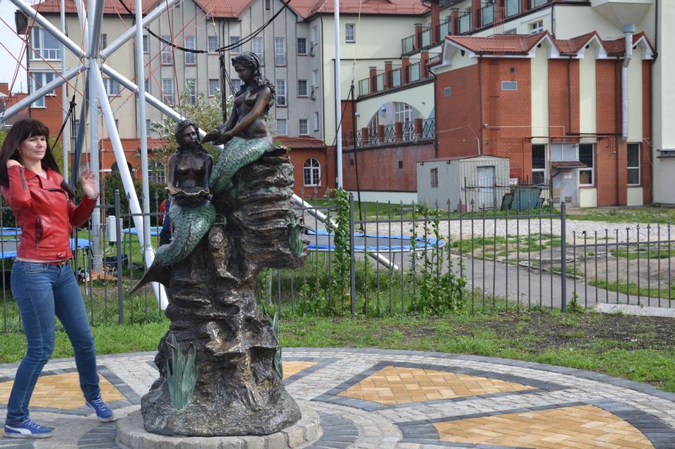 Skulptur im Seebad Selenogradsk. Wir sind nicht die einzigen, die hier fotografieren – links eine Touristin.