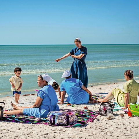 Sonnenbad am Strand von Pinecraft. Die Familien reisen zwischen Dezember und April aus dem Norden der USA an