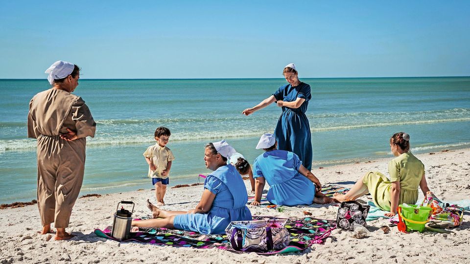 Sonnenbad am Strand von Pinecraft. Die Familien reisen zwischen Dezember und April aus dem Norden der USA an