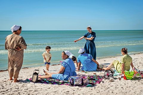 Sonnenbad am Strand von Pinecraft. Die Familien reisen zwischen Dezember und April aus dem Norden der USA an