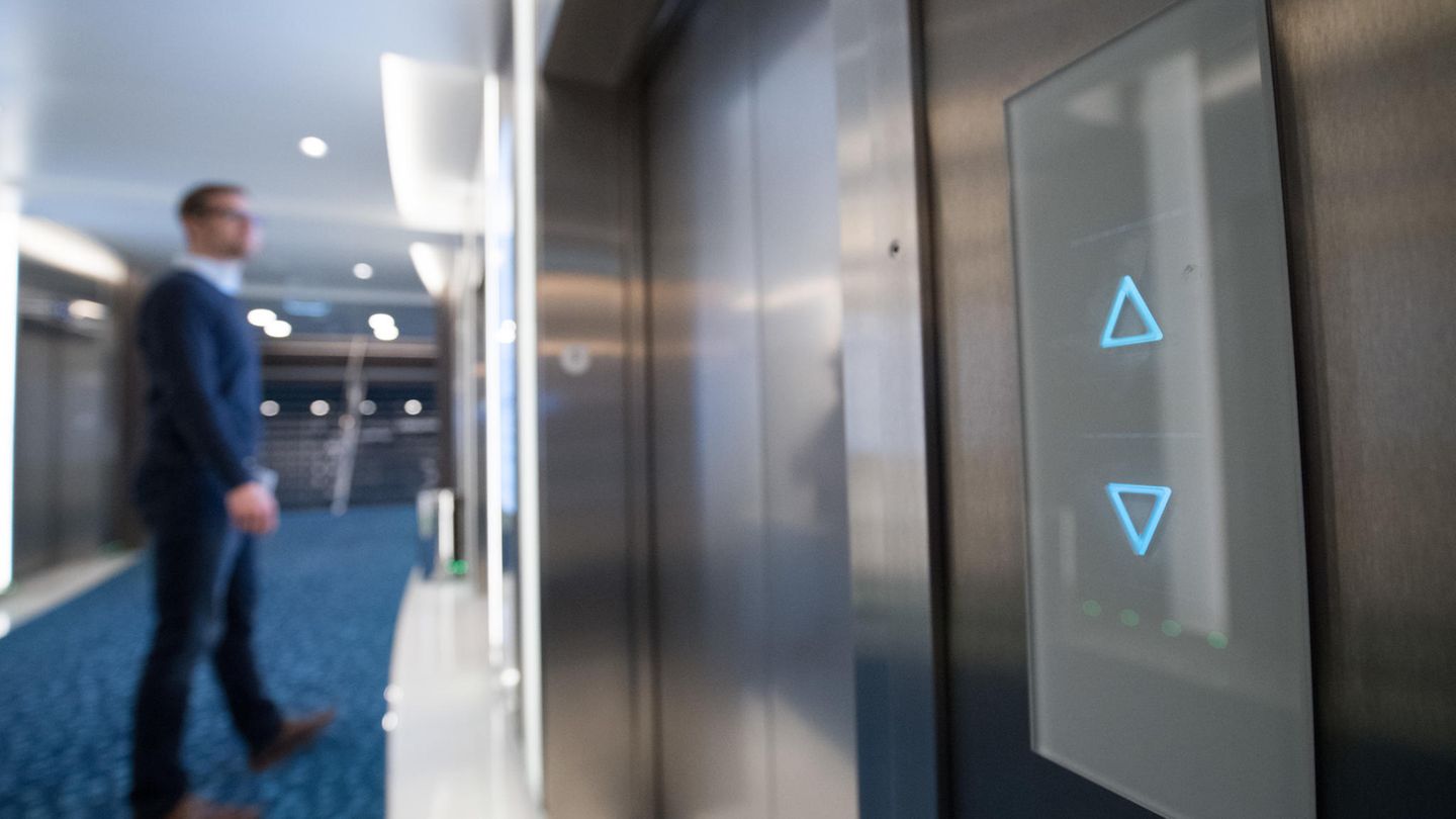 In einem Wohnhaus im Zentrum von New York ist ein Mann durch eine herabsackende Fahrstuhlkabine getötet worden (Symbolbild)