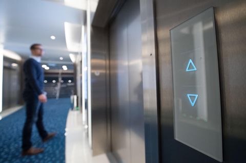 In einem Wohnhaus im Zentrum von New York ist ein Mann durch eine herabsackende Fahrstuhlkabine getötet worden (Symbolbild)
