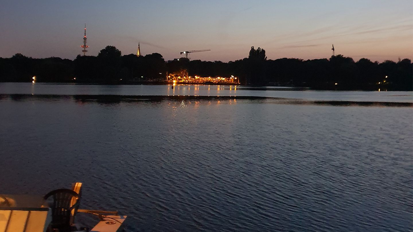 Wasseraufnahme in der Abenddämmerung