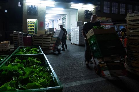 Supermarkt-Mitarbeiter bei der Nachtschicht