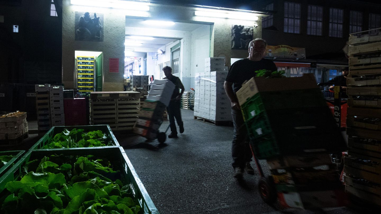 Supermarkt-Mitarbeiter bei der Nachtschicht