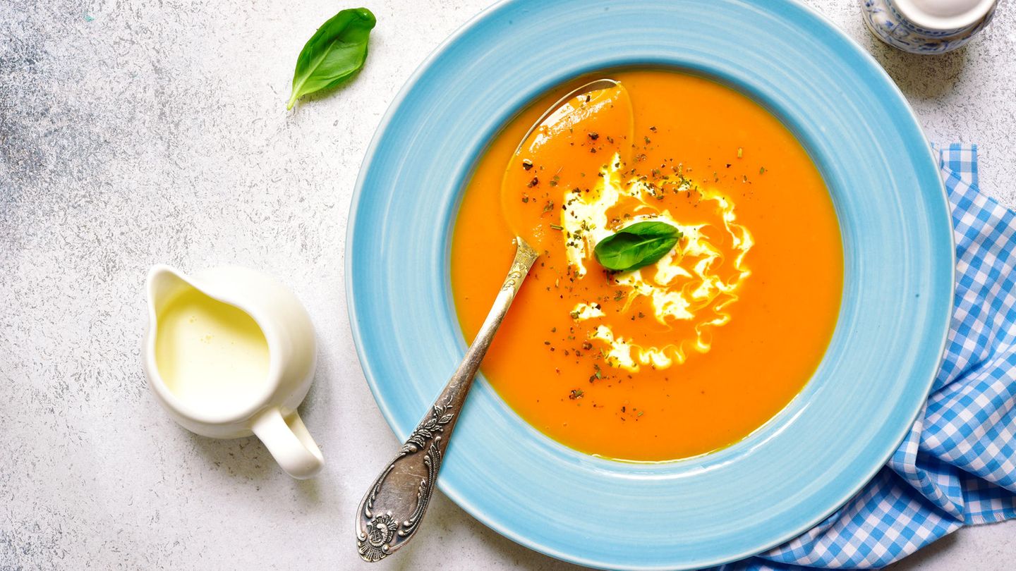 Kürbissuppe auf dem Teller Kürbissuppe auf dem Teller