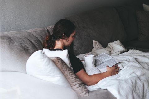 Frau mit Teetasse auf dem Sofa