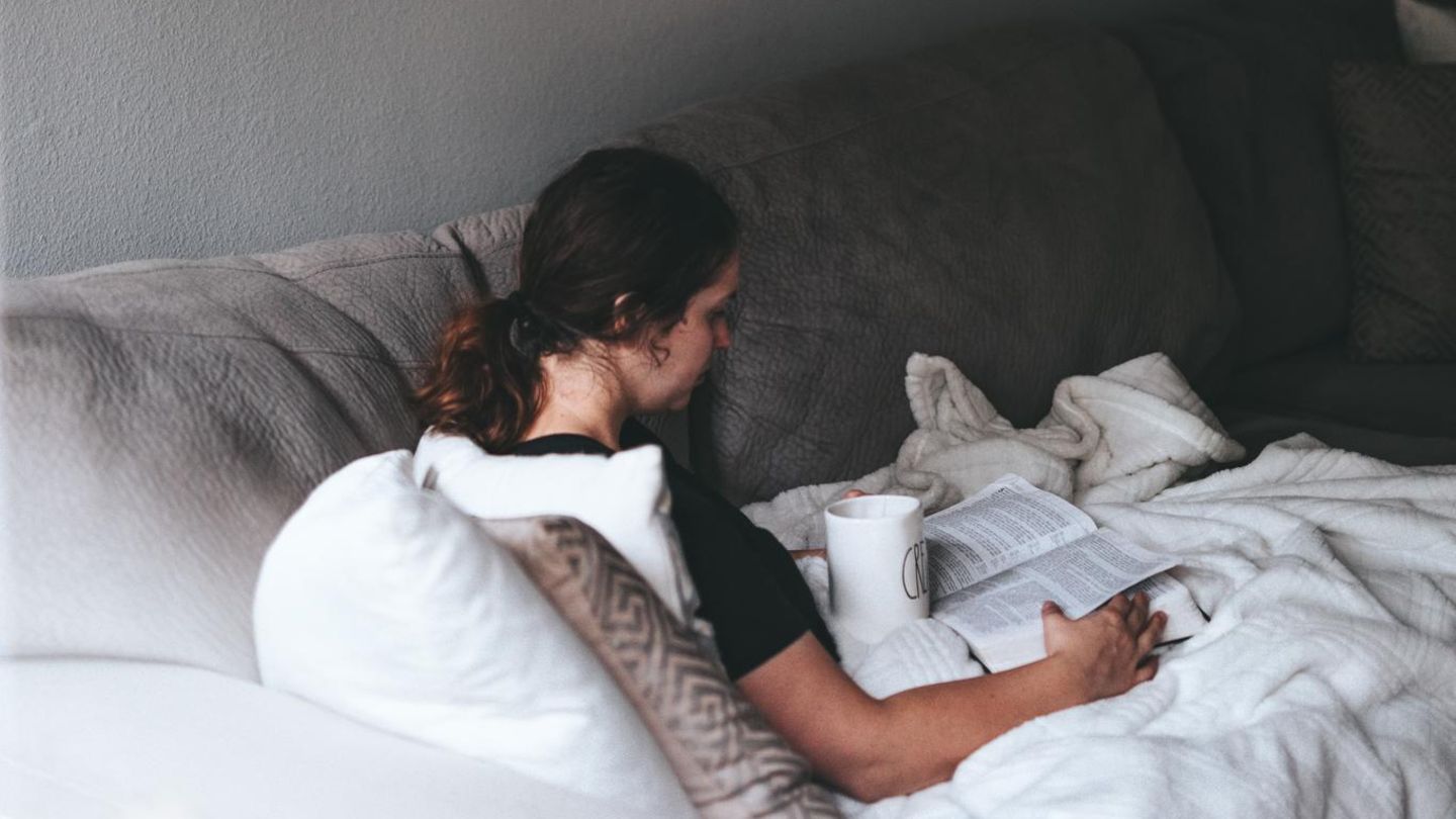 Frau mit Teetasse auf dem Sofa