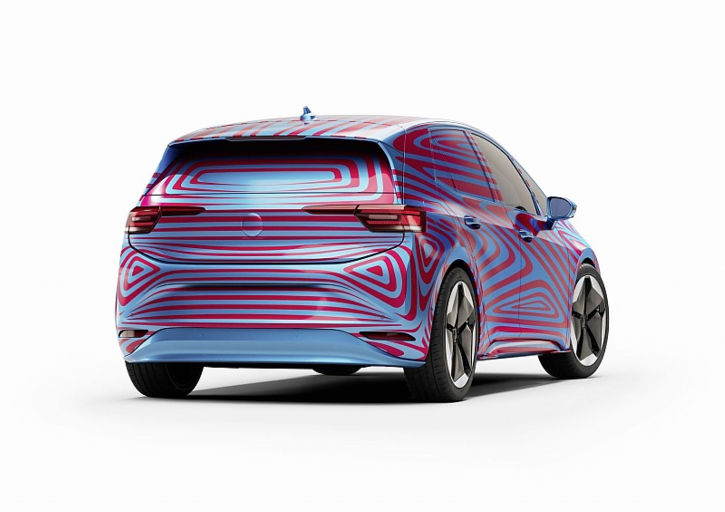 Noch ist der VW ID.3 getarnt, aber bald fallen die Hüllen