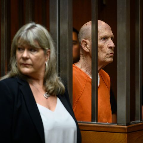 Golden State Killer Joseph James DeAngelo im Käftig vor Gericht - daneben seine Anwältin