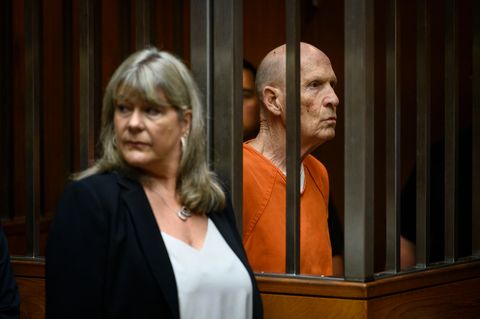 Golden State Killer Joseph James DeAngelo im Käftig vor Gericht - daneben seine Anwältin