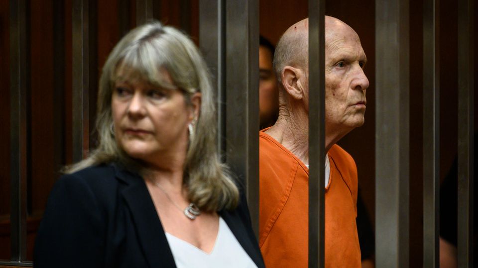 Golden State Killer Joseph James DeAngelo im Käftig vor Gericht - daneben seine Anwältin